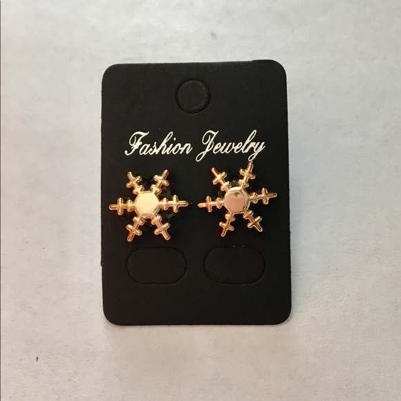 ✨Beautiful Gold Color Stud Earrings ✨NWT🏷 - Picture 3 of 9